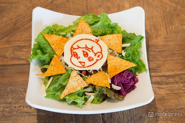 チーズの上にはパプリカパウダーで表現したハジメちゃんが「タコライス」￥1，000