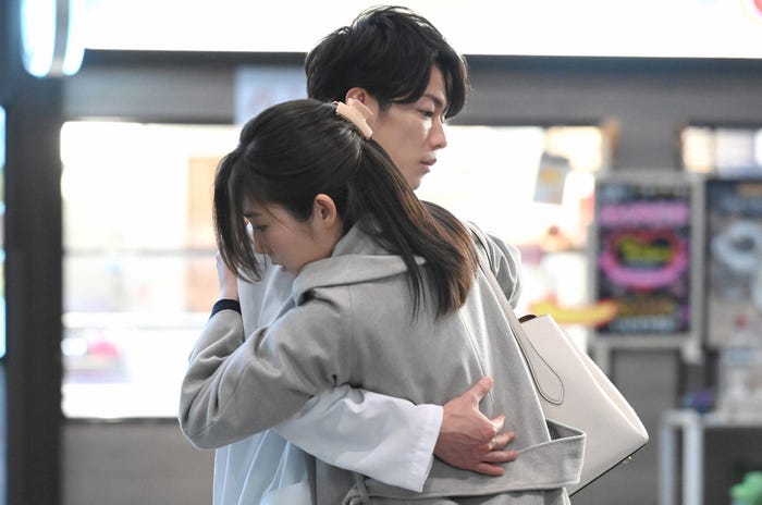 佐藤健、蓮佛美沙子/「恋はつづくよどこまでも」第6話より(C)TBS