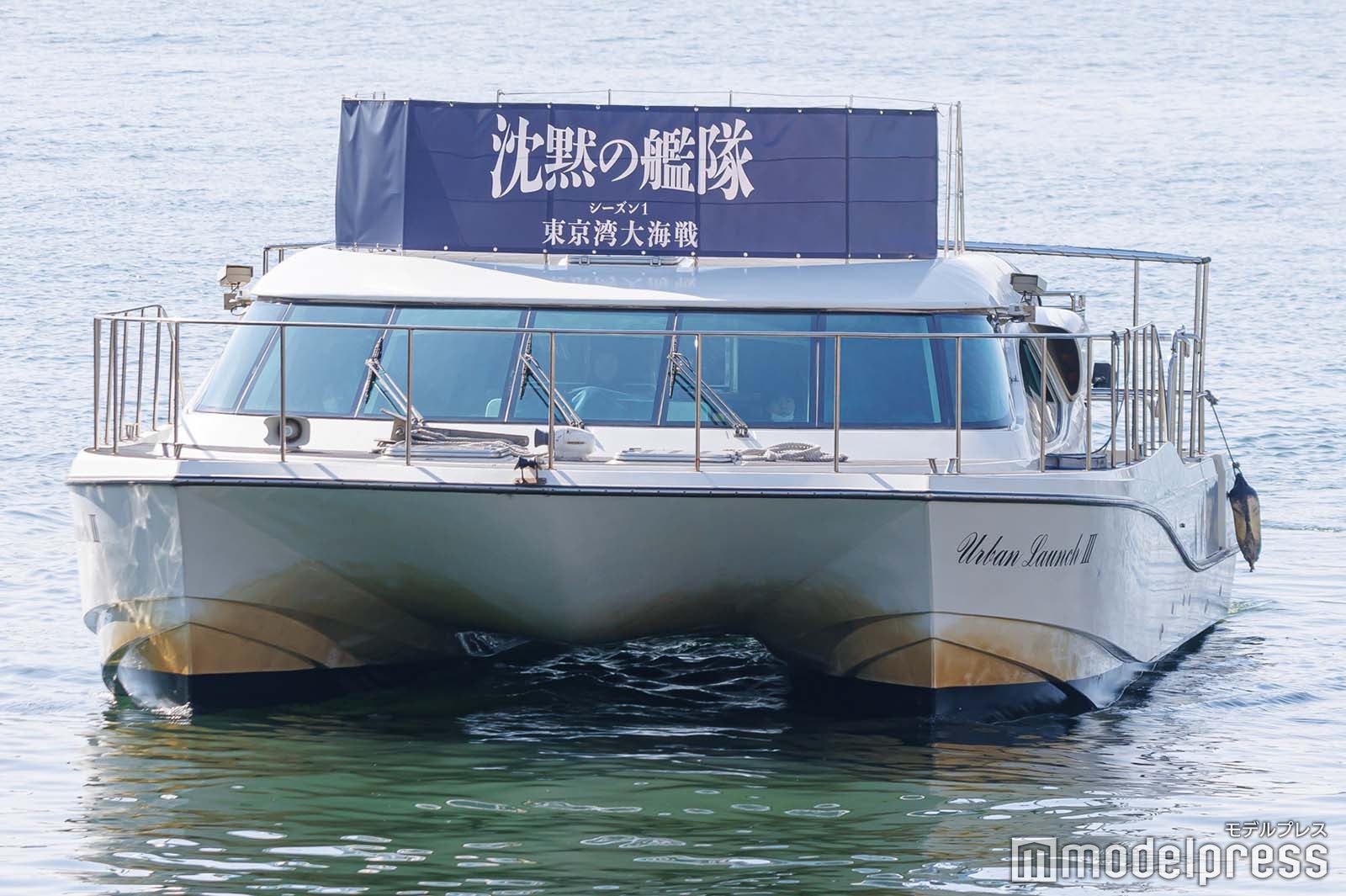 大沢たかお、上戸彩らが乗る船（C）モデルプレス