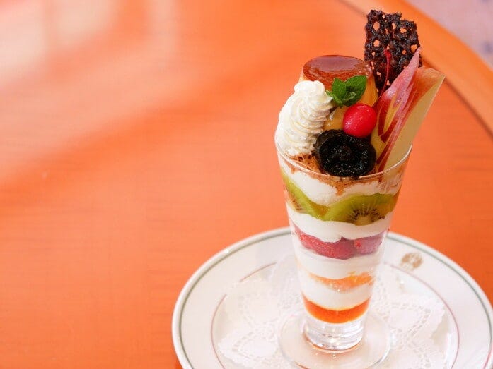 ホテルニューグランド「プリン・ア・ラ・モード パフェ」（税、サ料込2277円）（2022年6月1日撮影）