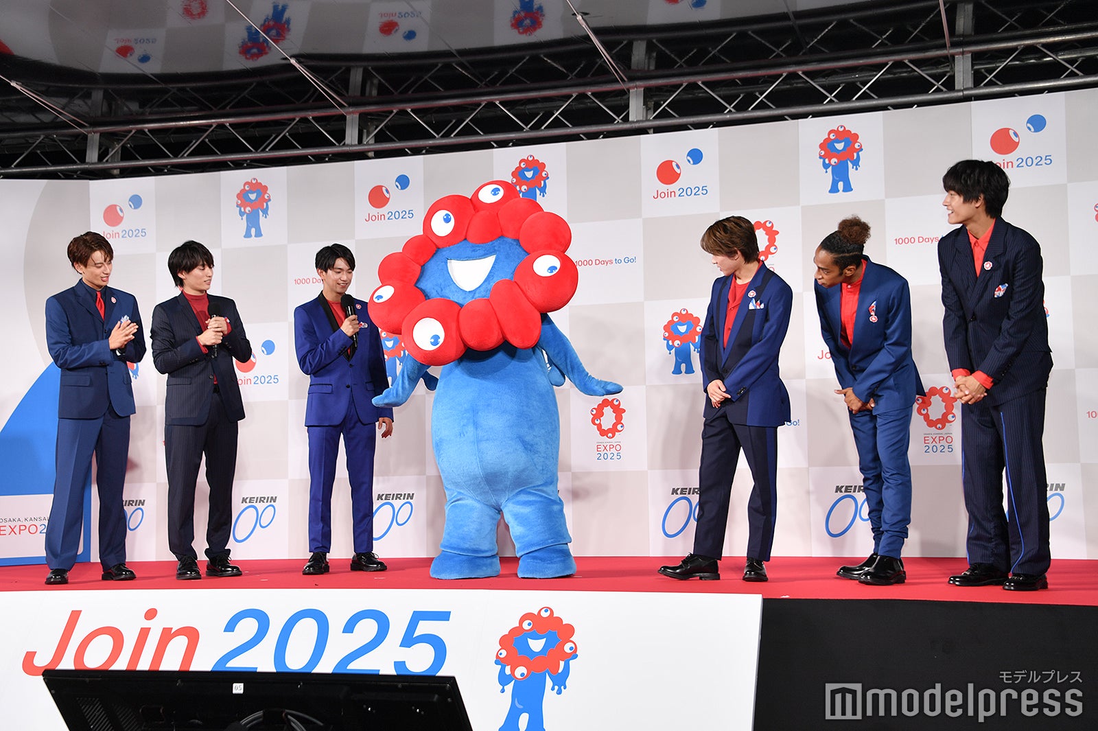 Aぇ! groupからの視線を独り占めするミャクミャク（C）モデルプレス