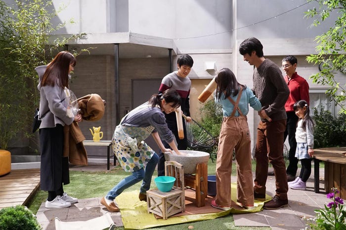 ドラマ『隣の家族は青く見える』第1話より(C)フジテレビ