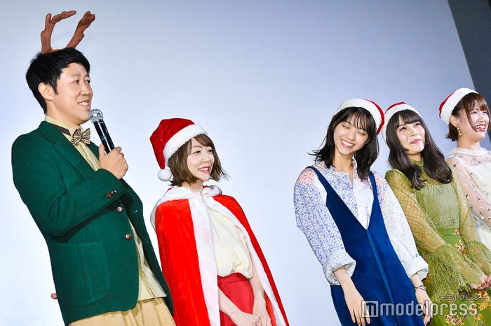 小籔千豊に好きな食べ物を聞かれて照れる西野七瀬(C)モデルプレス