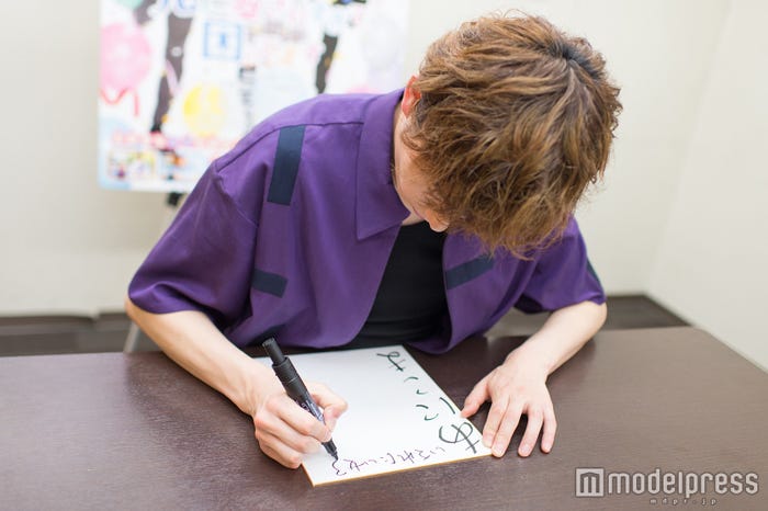 サラサラと迷いなく… (C)モデルプレス