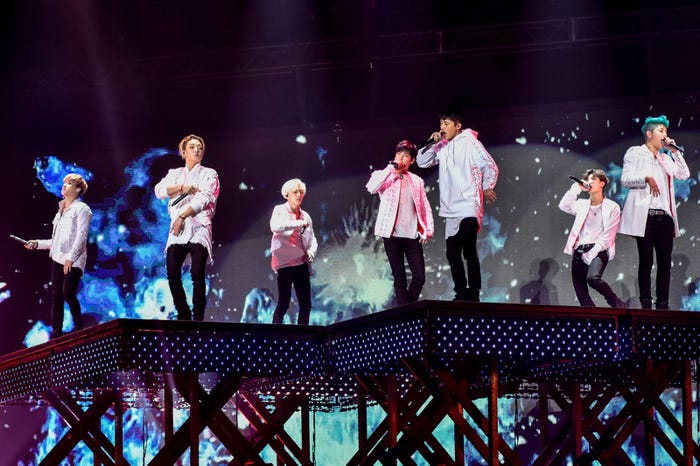 iKON/「iKON JAPAN TOUR 2016~2017」より(画像提供:avex)