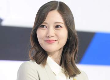 「妖精が現れたのか」「可愛い通り越して美しすぎる」白石麻衣 雪の札幌での冬コーデ、マフラーの巻き方も話題に