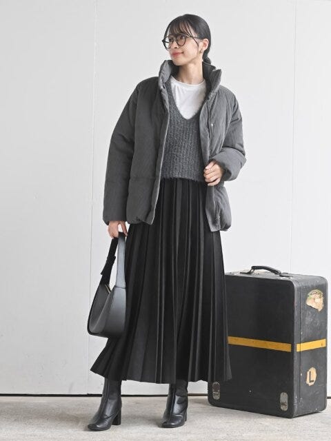 グレーダウンコーデ 2025大人女性おすすめ冬黒スカートグレーダウンコーデ