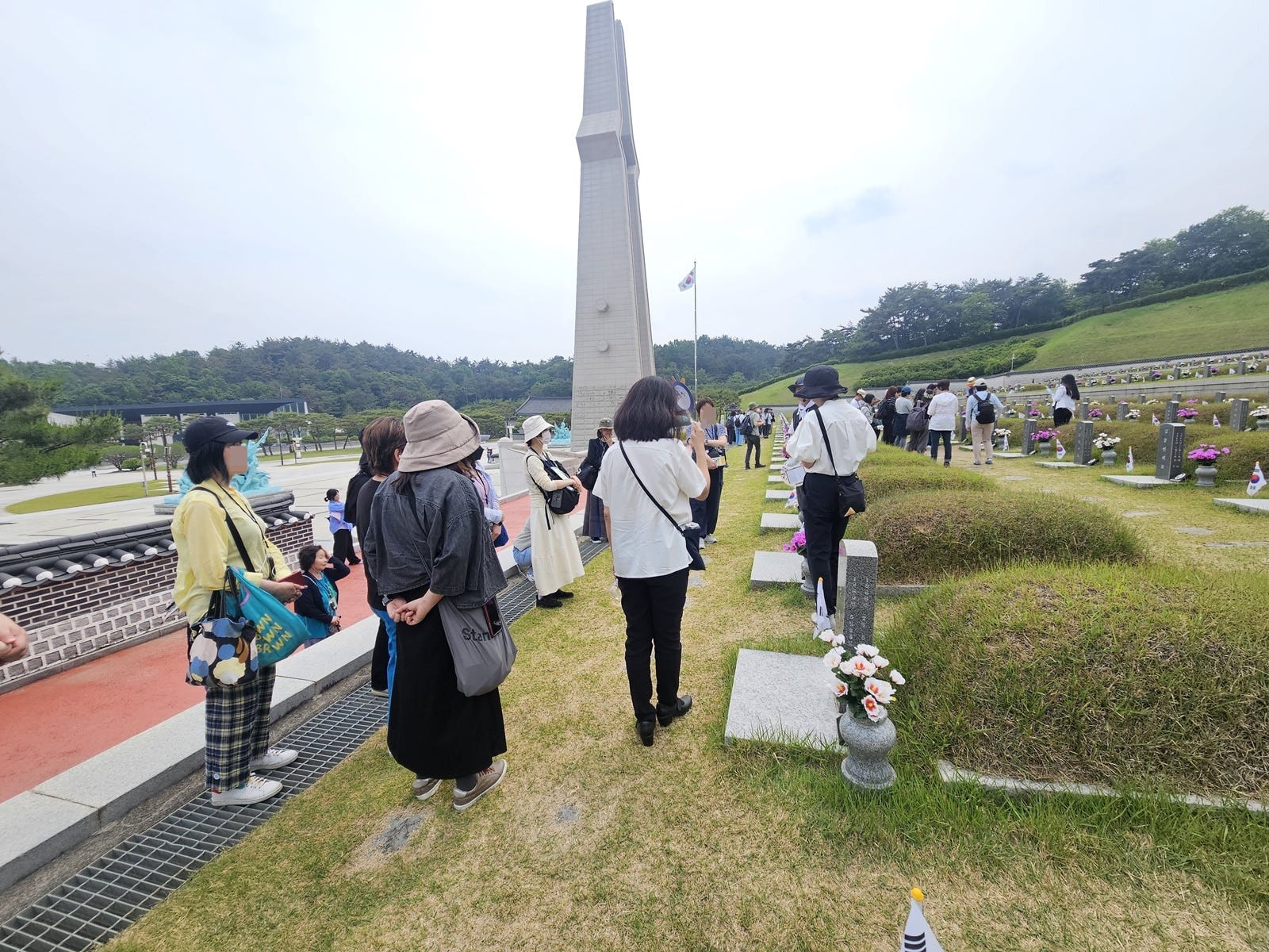 国立5.18民主墓地には、登場人物のモデルになった少年の墓碑がある