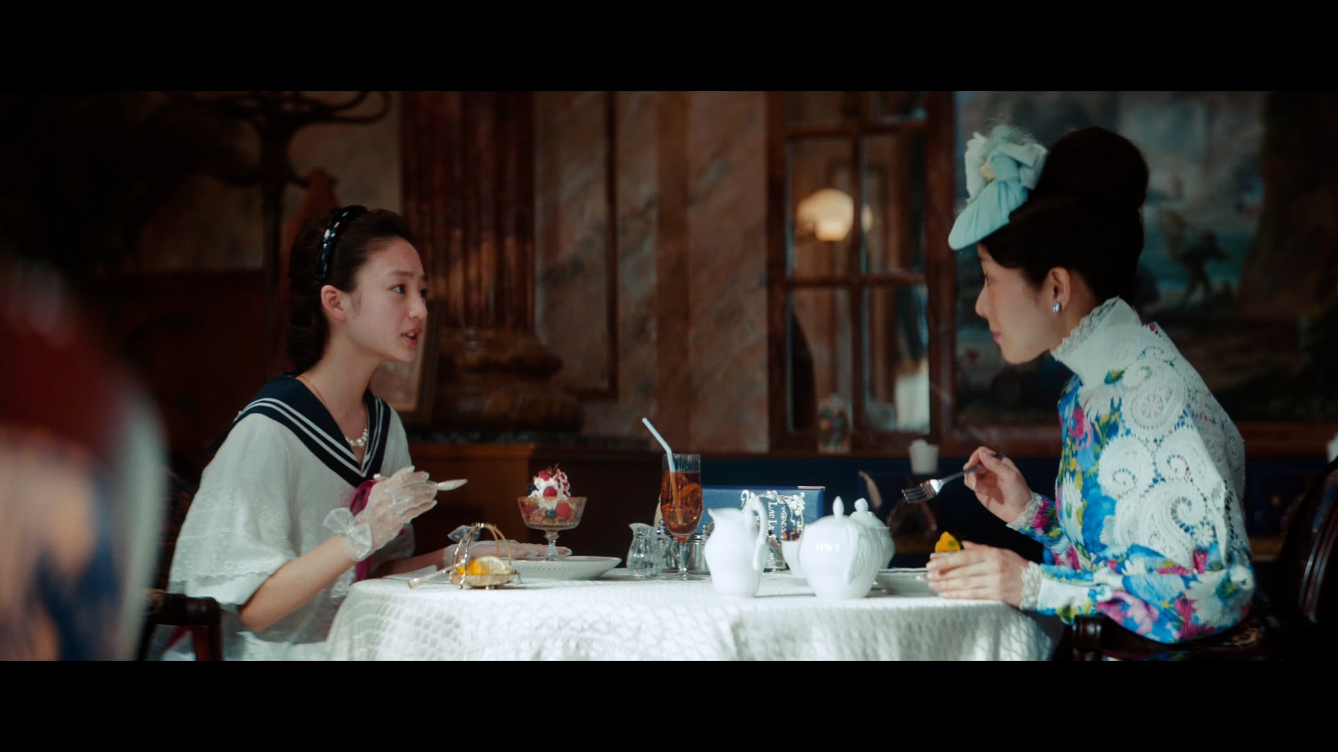 UQUEEN「お忍び視察」篇より