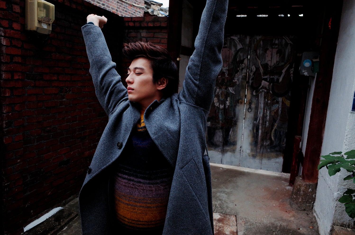 新田真剣佑ファースト写真集『UP THE ROAD』撮影：桑島智輝／2019年2月1日発売（幻冬舎）