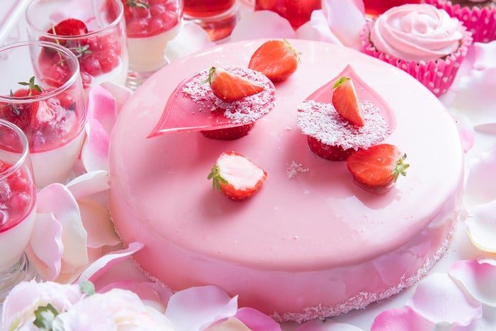 「ストロベリーデザートビュッフェ～お花の世界にかこまれて～」／画像提供：大阪ヒルトン