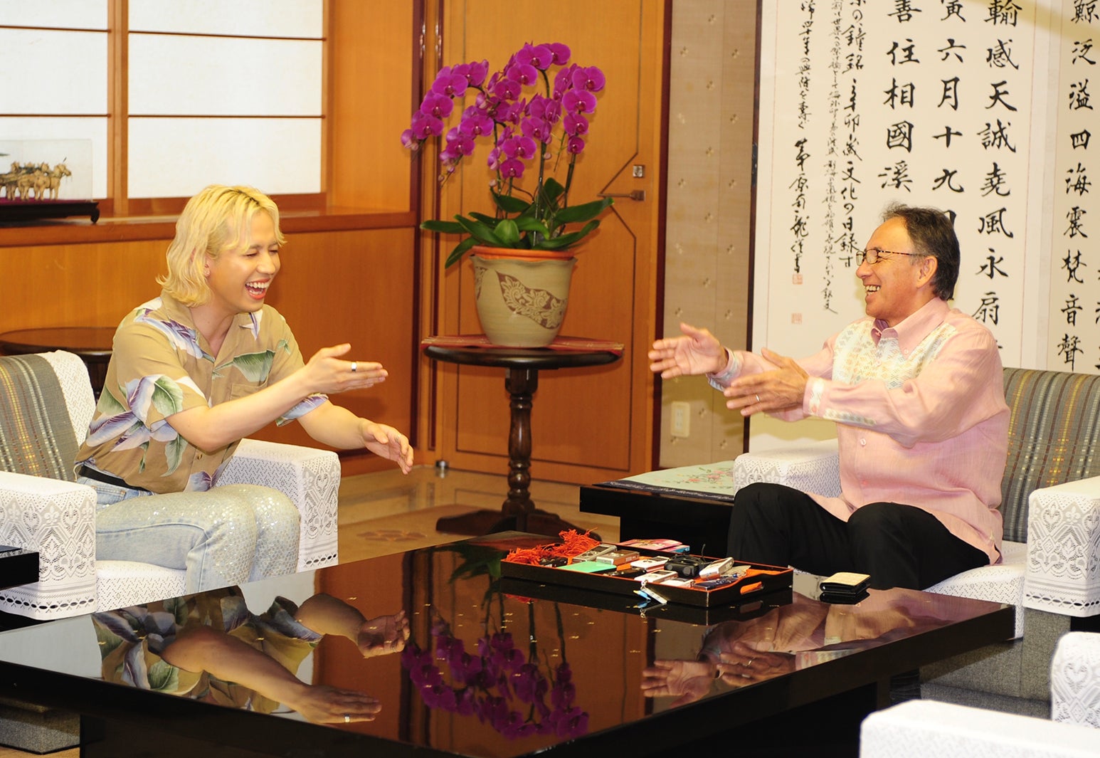 （左から）RYUCHELL（りゅうちぇる）、玉城デニー沖縄県知事／画像提供：ユニバーサルミュージック