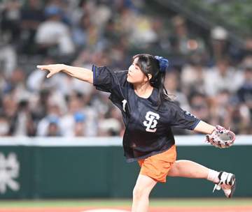 ラブライブ！μ’sメンバー高坂穂乃果役の新田恵海、矢澤にこ役の徳井青空が始球式 新田はノーバン投球で飛び跳ねて喜ぶ