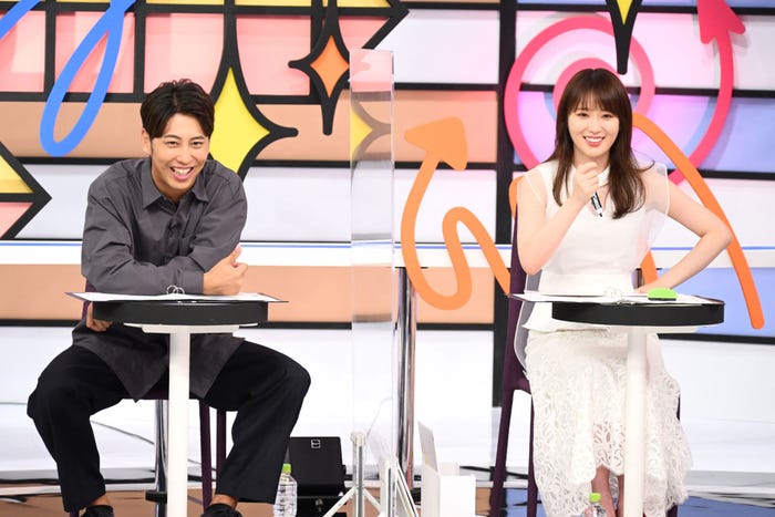 屋敷裕政、高山一実(C)TBS