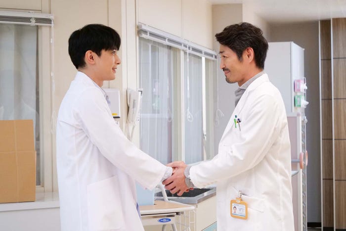 (左から)吉沢亮、安田顕「PICU 小児集中治療室」第1話より(C)フジテレビ