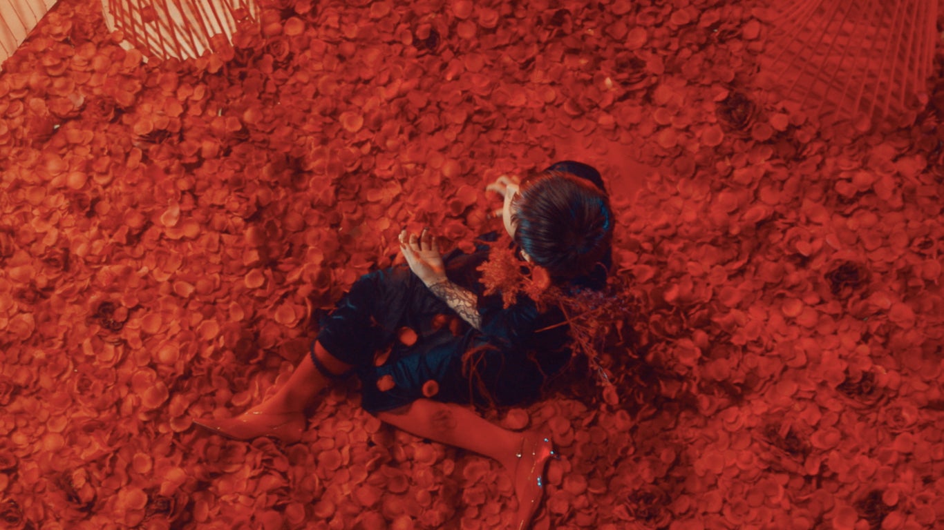 Superfly「Fall」MVより （提供画像）