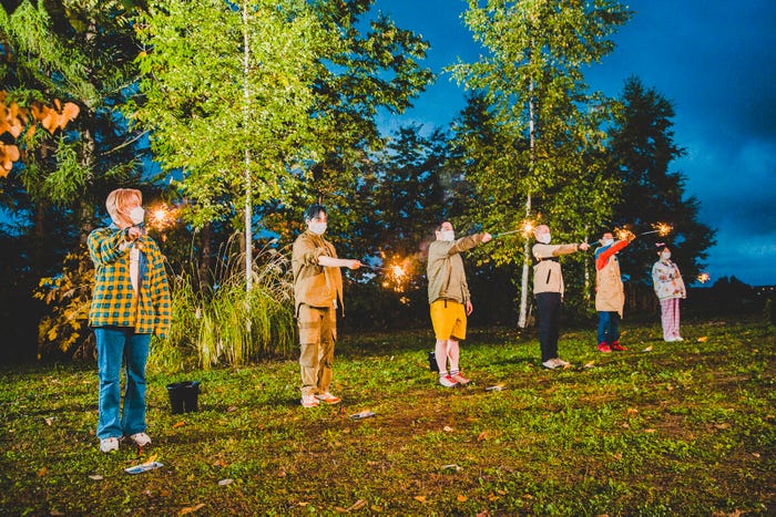 花火をする6人(左から)白岩瑠姫、鶴房汐恩、タカ、トシ、たけだバーベキュー、はるな愛(C)UHB/YOSHIMOTO KOGYO/LAPONE ENTERTAINMENT