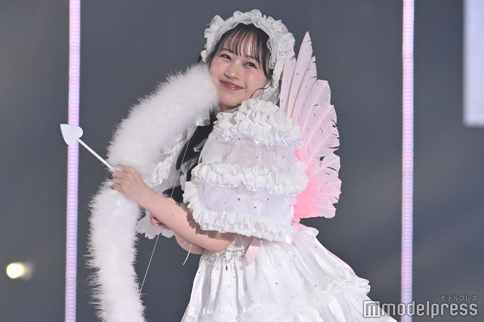 FRUITS ZIPPER松本かれん、キューピッド風衣装でファンの心