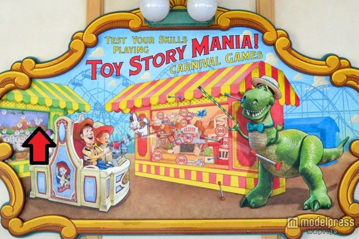 バズが狙っている的の1つがミッキーになっています