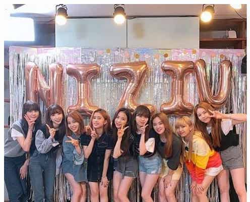 NiziU、集合ショットに休養中・ミイヒの姿「9人の写真」「泣ける」と反響