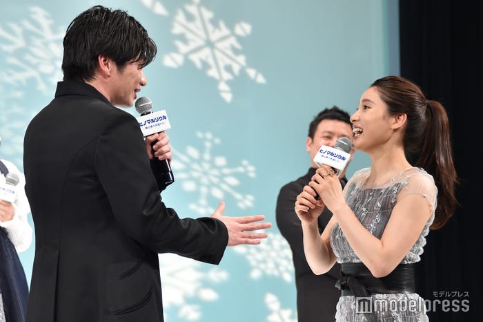 土屋太鳳の言動を止める田中圭(C)モデルプレス