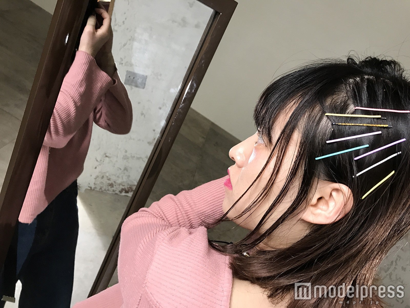 無造作に留めるだけでOK！／ヘアメイクmatsukoさん（C）モデルプレス