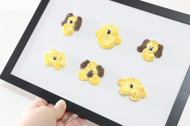 ワンちゃんクッキー型の粘土細工を額縁に飾る