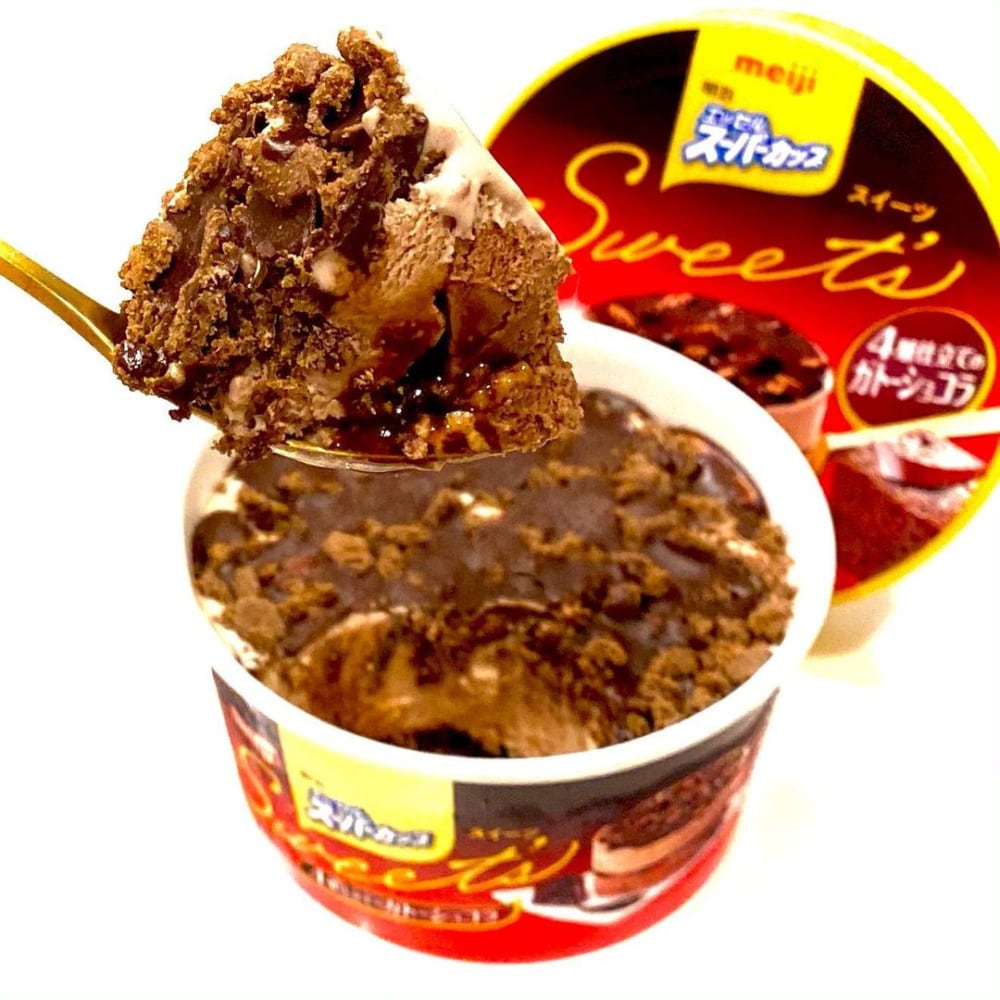 エッセルスーパーカップSweet’s4層仕立てのガトーショコラ