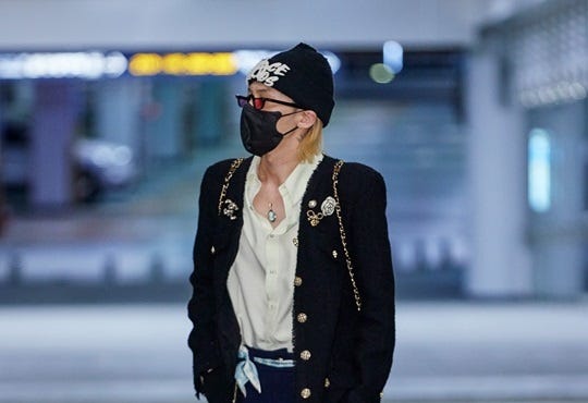 G Dragon 人間シャネルらしい別次元のコーディネートで空港に登場 モデルプレス G Dragon 人間シャネルらしい別次元のコーディネートで空港に登場 モデルプレス