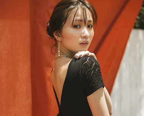 岡崎紗絵、美背中チラリ夏コーデで魅了