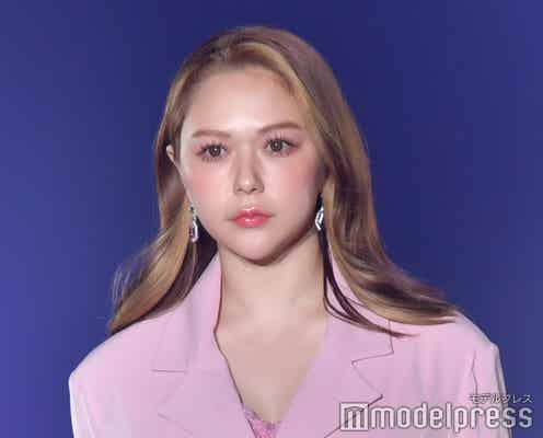 村重杏奈、美バストちらり 髪かきあげクールなランウェイ<TGC 北九州 2023>