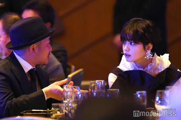 白石和彌監督と話す平手友梨奈、目の前には高級料理…?(C)モデルプレス