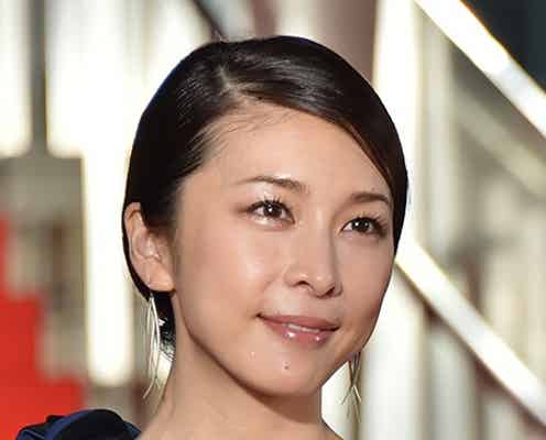 竹内結子、気品あふれるブルードレスで魅了