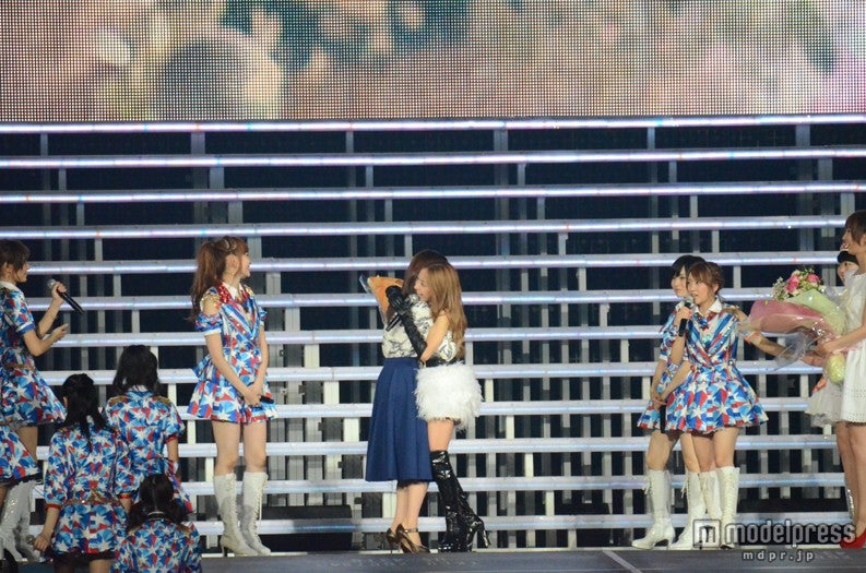 前田敦子と抱き合う板野友美