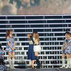 前田敦子と抱き合う板野友美