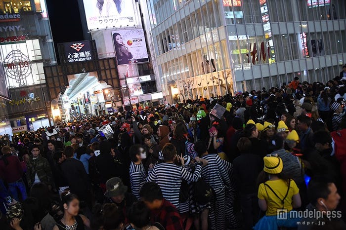 仮装した若者たちで道頓堀一帯は大きな盛り上がりを見せていた。