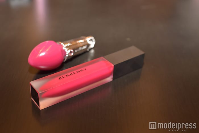 北原里英がほしいリップ?(右)バーバリー指原莉乃私物(C)モデルプレス