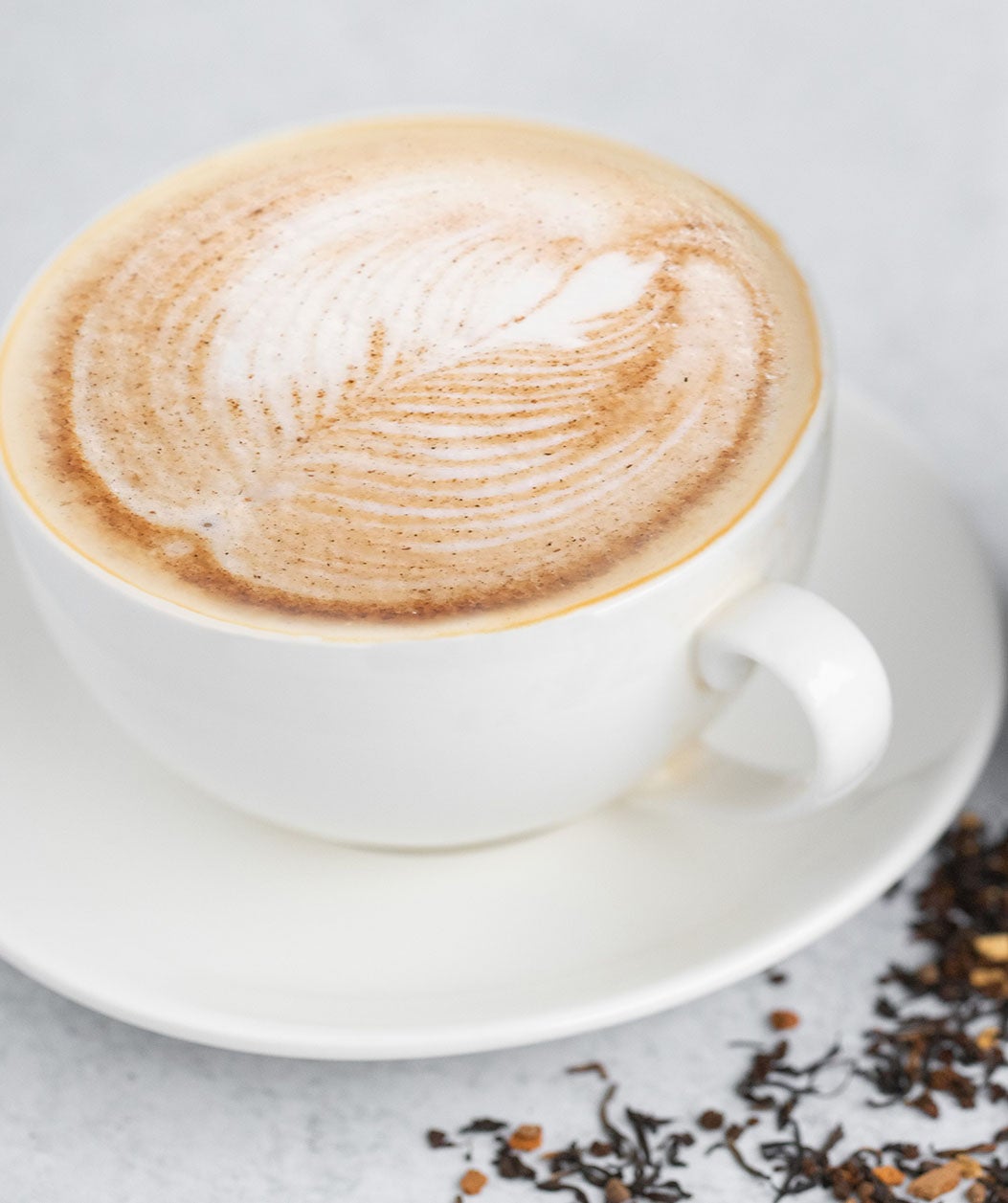 マサラ チャイ ラテ（HOT / ICED）各890円（税込）／提供画像