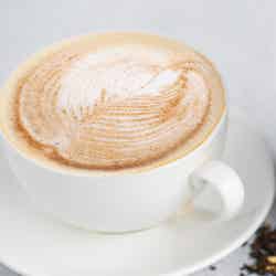 マサラ チャイ ラテ(HOT / ICED)各890円(税込)/提供画像