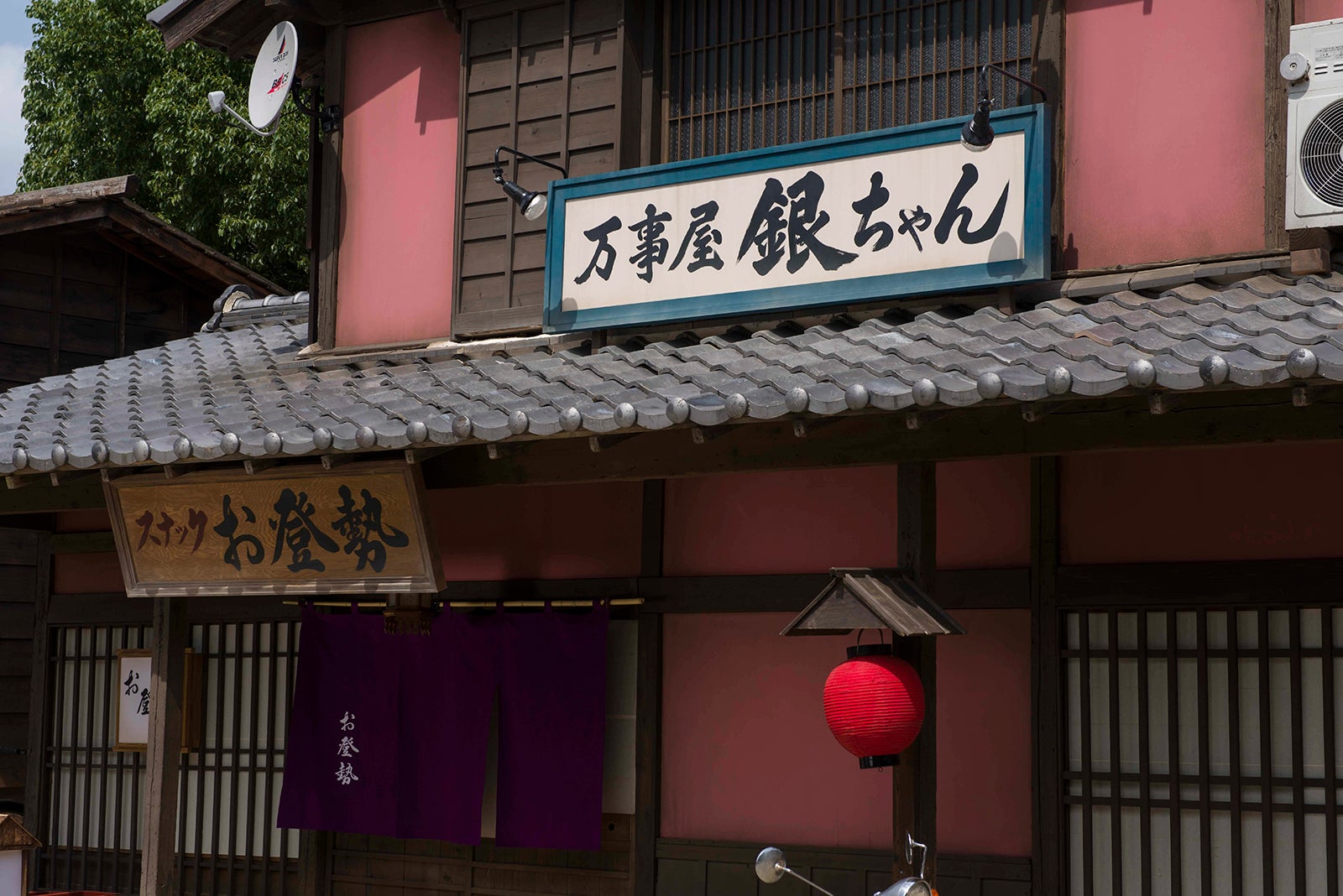 万事屋の外観（C）空知英秋／集英社 （C）2017 映画「銀魂」製作委員会