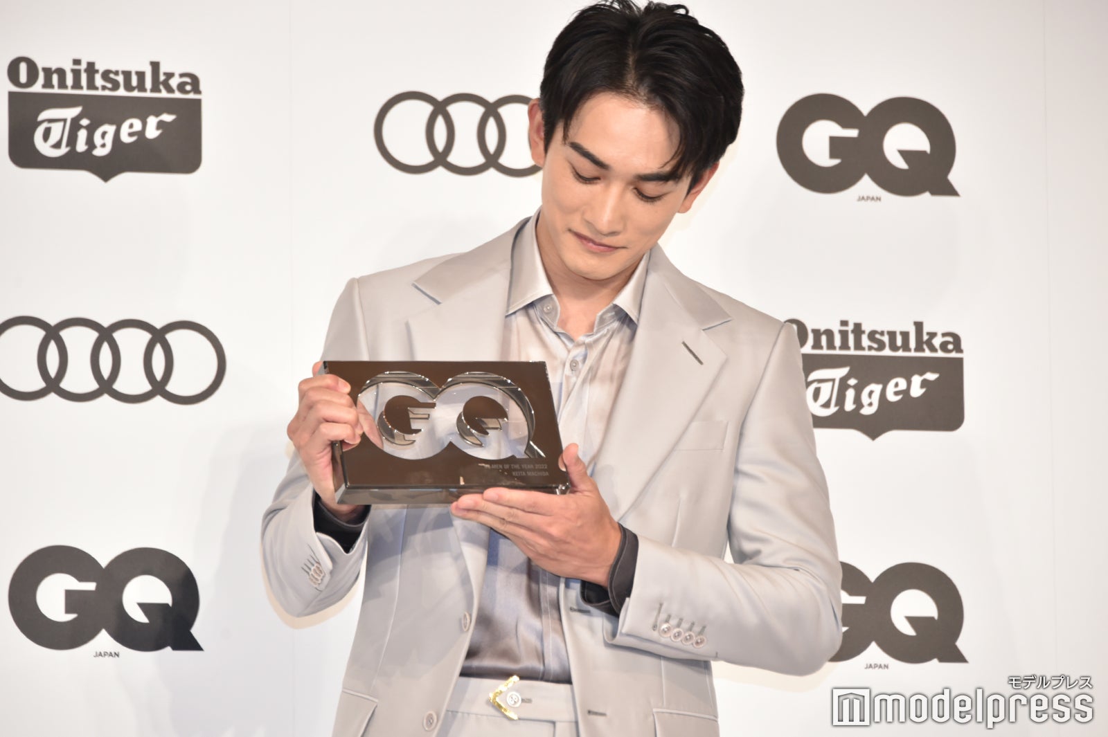 トロフィーを見つめる町田啓太（C）モデルプレス