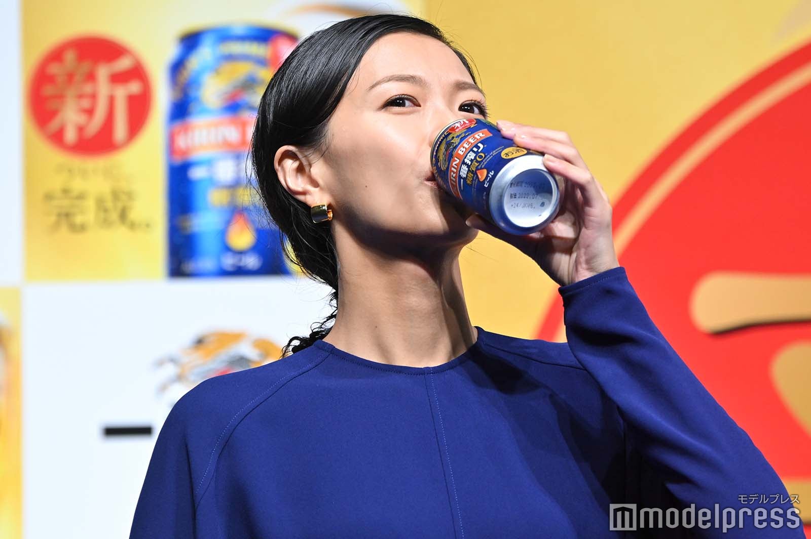 新商品を試飲する榮倉奈々 （C）モデルプレス