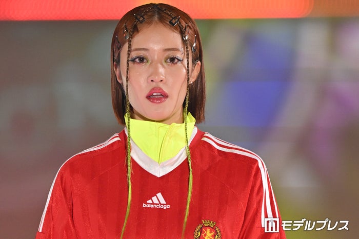 王林、編み込みエクステ姿に痺れる CrazyBoy（ELLY）と両手上げダンス【GirlsAward 2024 S／S】