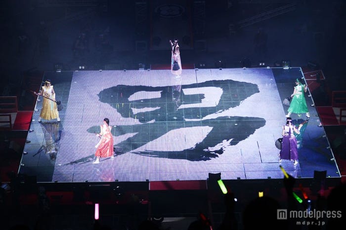 ライブオープニングでは平面モニターステージにて大筆で「男」を描くパフォーマンスも。(Photo by hajime kamiiisaka)