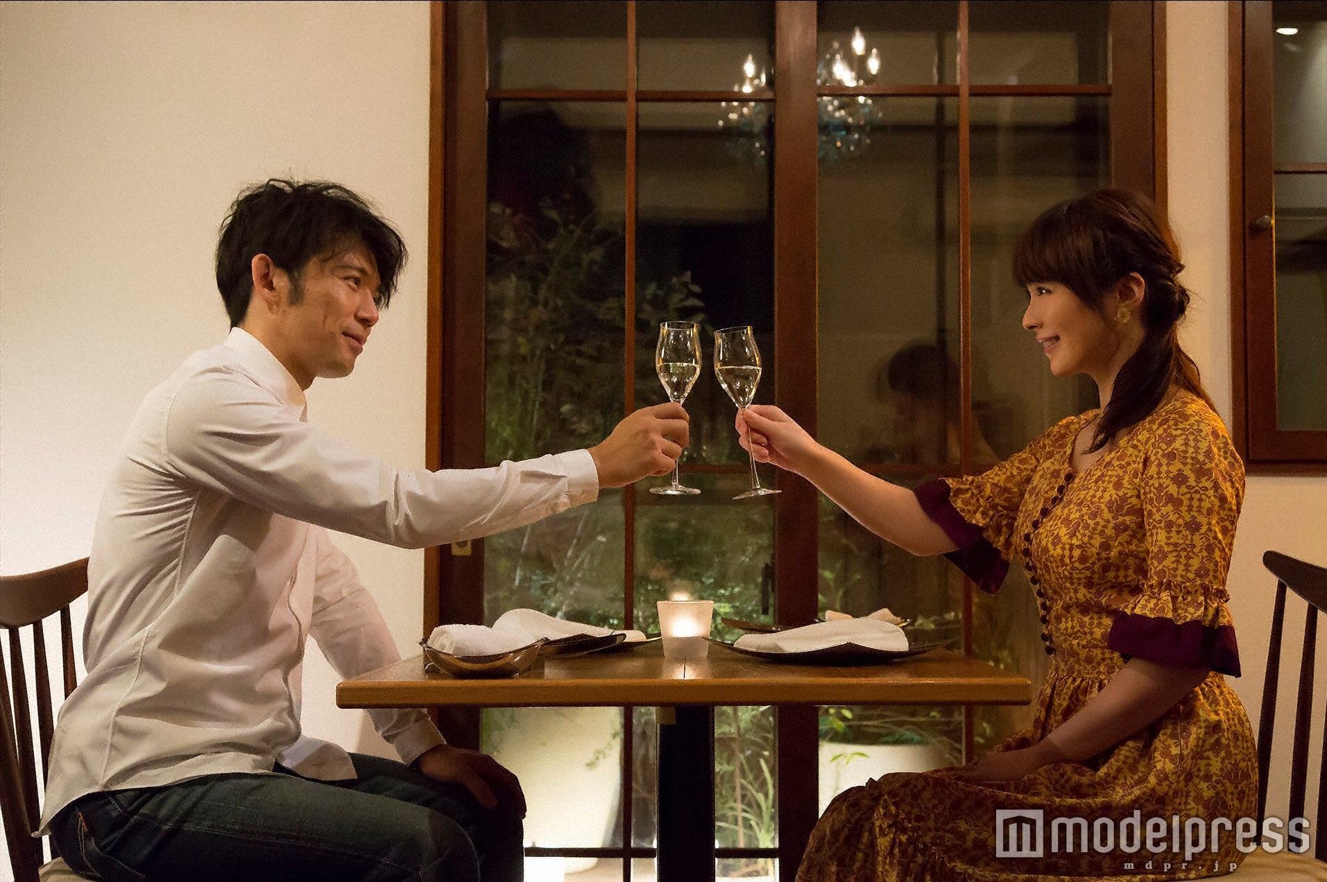 左：岡田義徳、右：貫地谷しほり（C）峰なゆか／ドラマ「女くどき飯 Season2」製作委員会・MBS