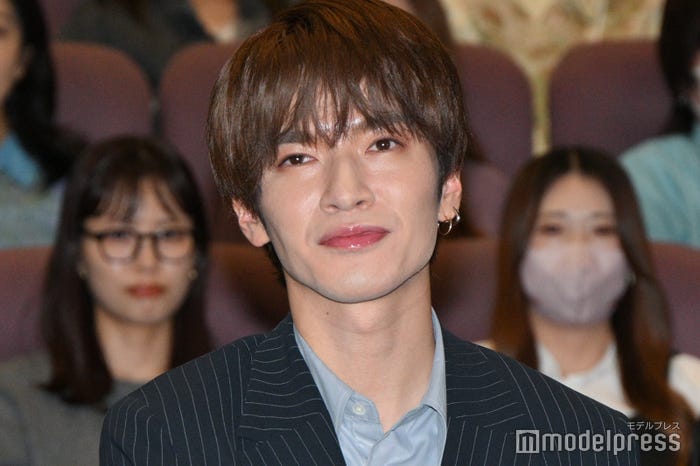 田中圭にイジられまくる深澤辰哉(C)モデルプレス