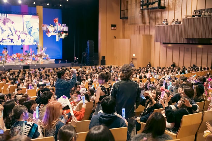 與真司郎、宇野実彩子、末吉秀太(提供写真)