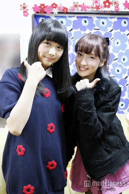 左から:横島亜衿、梅田彩佳(C)AKS