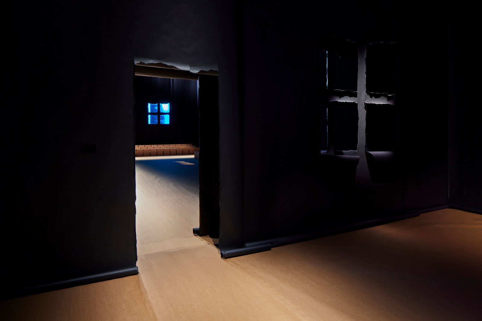 「TOUCH OF CRUDE」ショースペース（提供写真）