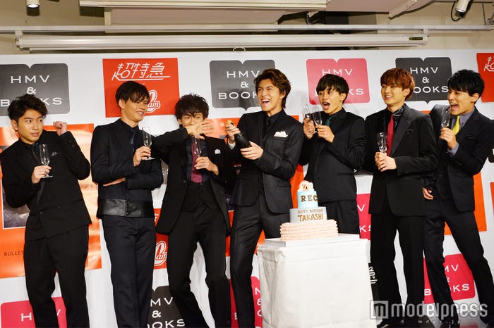 タカシの20歳の誕生日をシャンパンで祝福 (C)モデルプレス